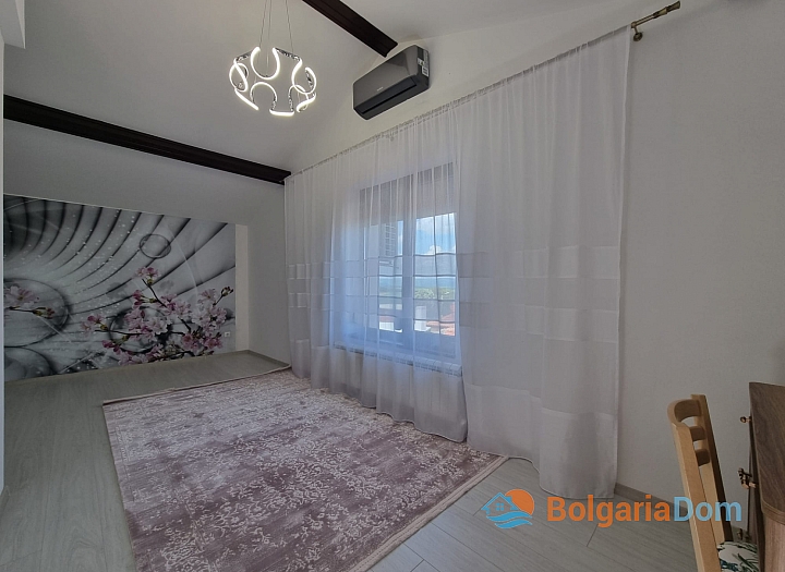 Solidní dům blízko moře. Foto 24