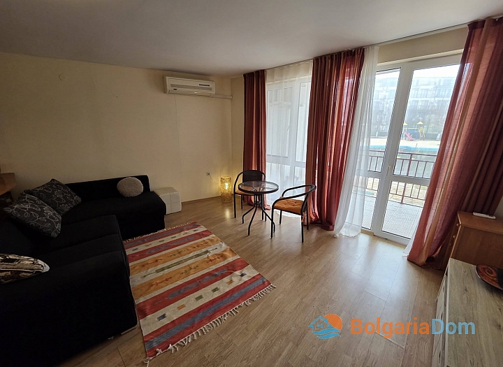 Apartment with a pool view on the first line. Photo 5