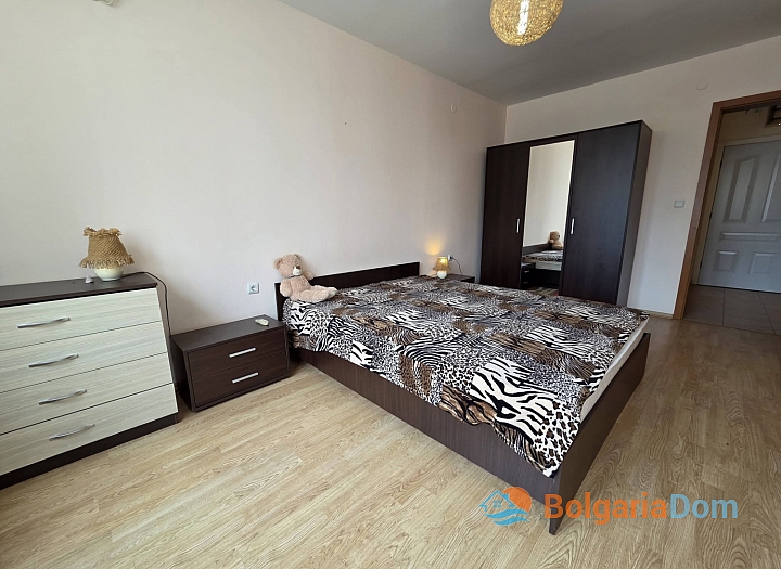 Apartment with a pool view on the first line. Photo 11