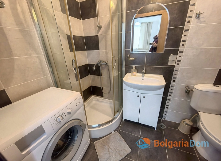 Apartment mit neuen Möbeln und Blick auf den Pool. Foto 17