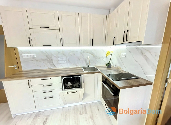 Apartment mit neuen Möbeln und Blick auf den Pool. Foto 3