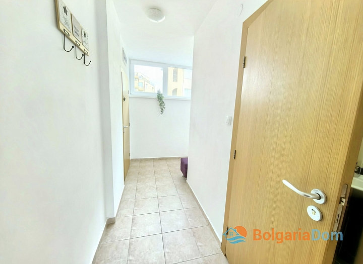 Apartment mit neuen Möbeln und Blick auf den Pool. Foto 16