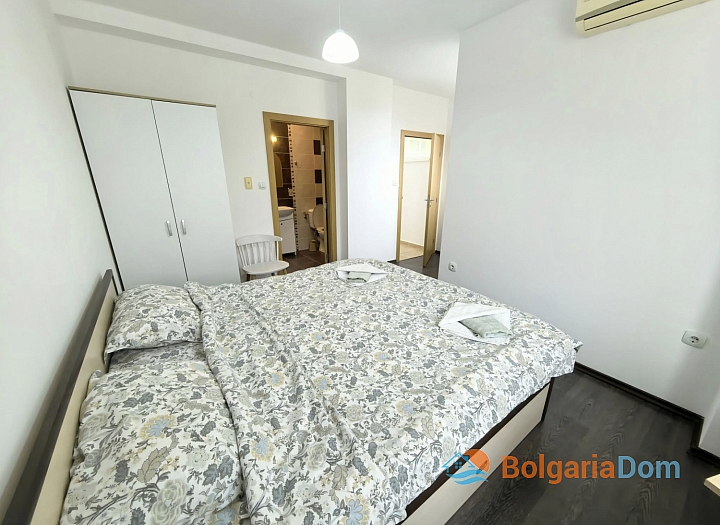 Apartment mit neuen Möbeln und Blick auf den Pool. Foto 10