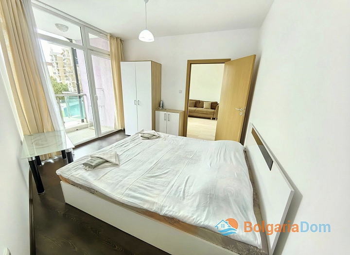 Apartment mit neuen Möbeln und Blick auf den Pool. Foto 5