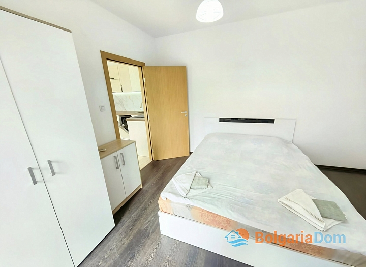 Apartment mit neuen Möbeln und Blick auf den Pool. Foto 11