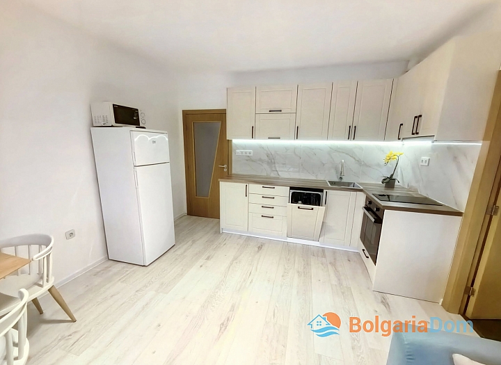 Apartment mit neuen Möbeln und Blick auf den Pool. Foto 9