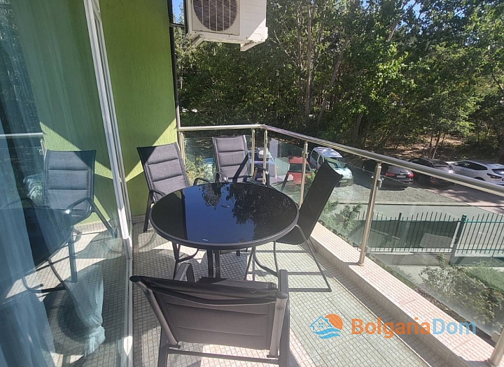 Apartment mit neuen Möbeln und Blick auf den Pool. Foto 7