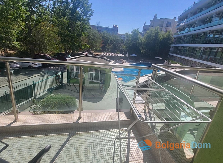 Apartment mit neuen Möbeln und Blick auf den Pool. Foto 6