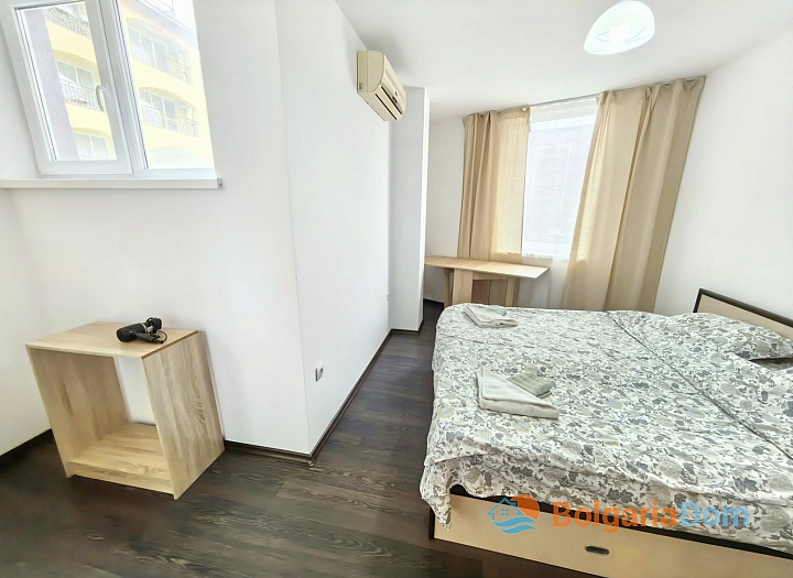 Apartment mit neuen Möbeln und Blick auf den Pool. Foto 12