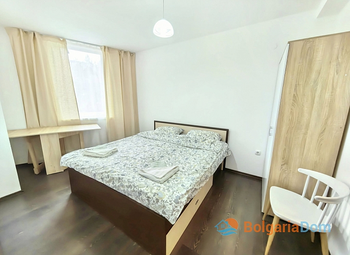 Apartment mit neuen Möbeln und Blick auf den Pool. Foto 4