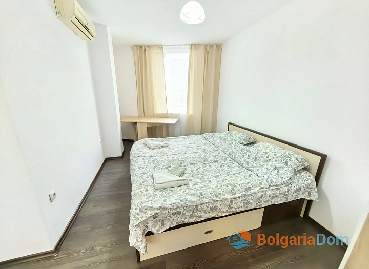 Apartment mit neuen Möbeln und Blick auf den Pool. Foto 13