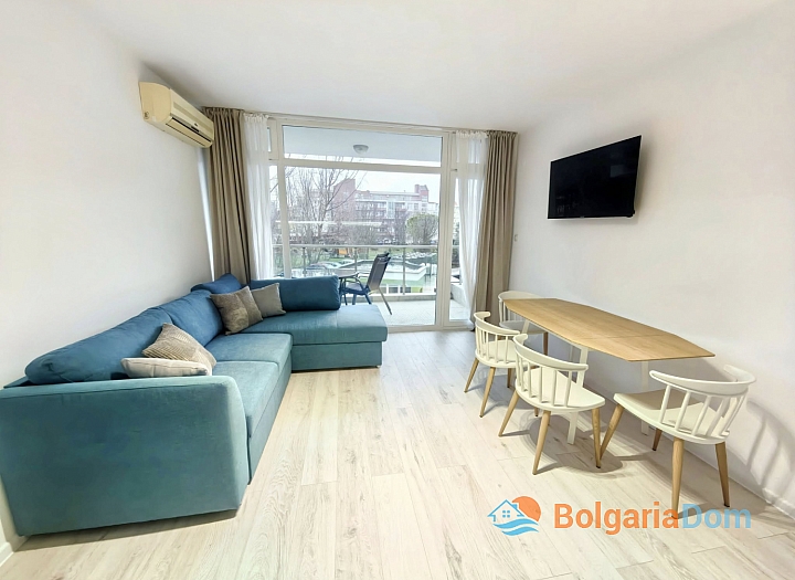 Apartment mit neuen Möbeln und Blick auf den Pool. Foto 8