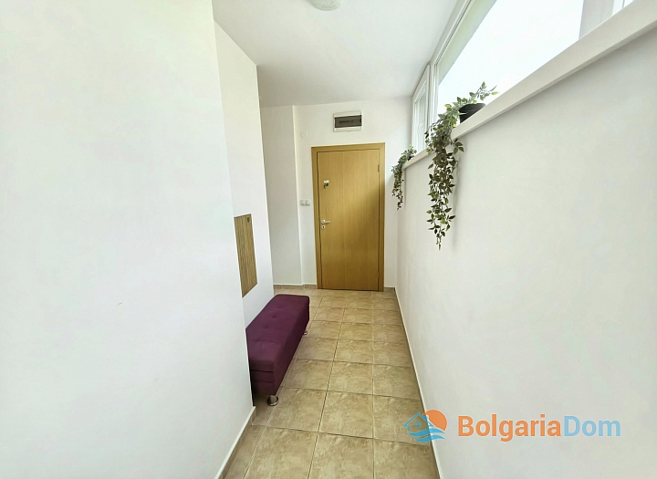 Apartment mit neuen Möbeln und Blick auf den Pool. Foto 15