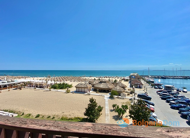 Квартира с панорамным видом на море на первой линии. Фото 1