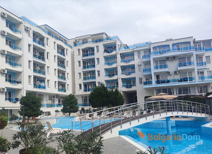 Prostorný třípokojový apartmán s výhledem na bazén, 300 metrů od moře. Foto 1