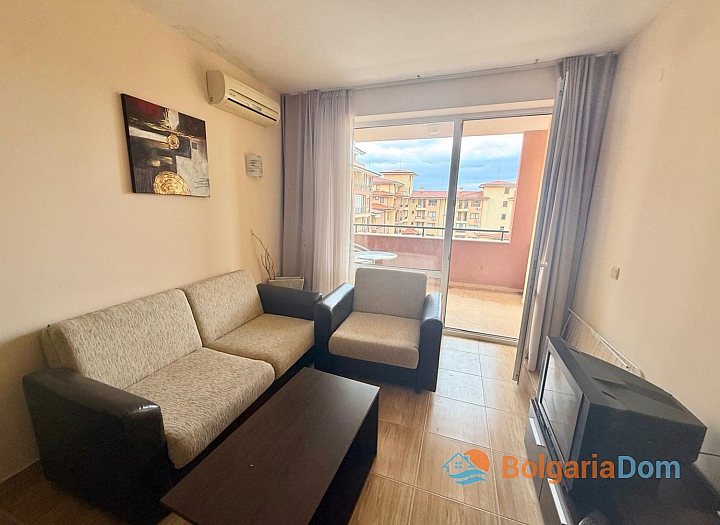 Apartment with a view of the large complex area. Photo 15