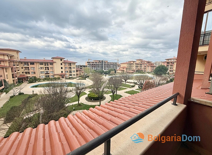 Apartment with a view of the large complex area. Photo 10