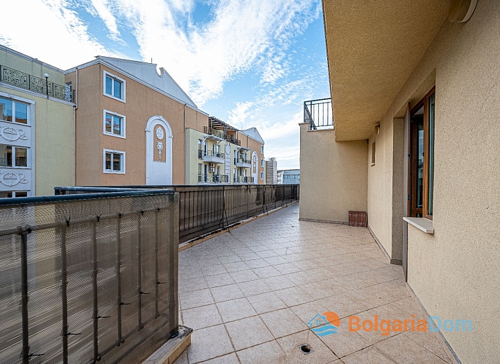 Geräumige Wohnung mit großem Balkon in einem Gebäude mit geringer Wartungsgebühr. Foto 8