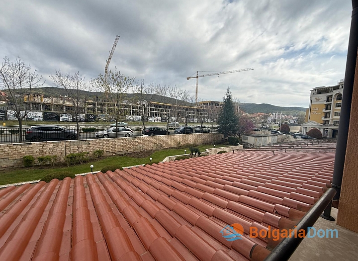 Apartment with a view of the large complex area. Photo 17