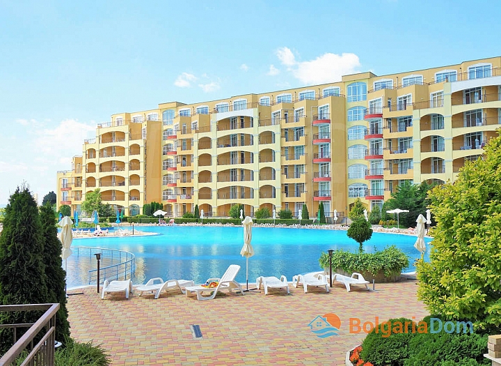 Große Zweizimmerwohnung mit Blick auf den Pool in erster Linie. Foto 1