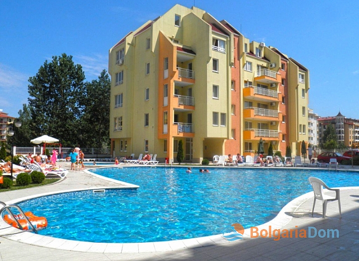 Dvoupokojový apartmán v útulném komplexu na pobřeží. Foto 1