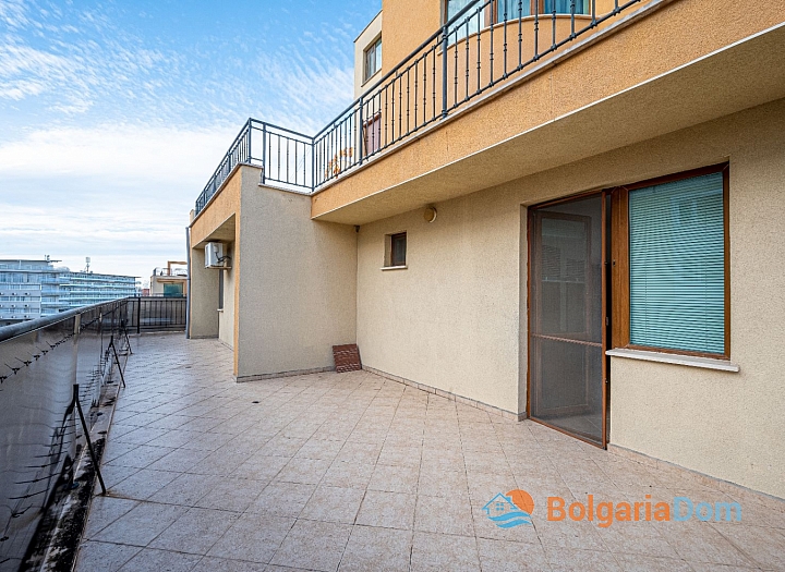 Geräumige Wohnung mit großem Balkon in einem Gebäude mit geringer Wartungsgebühr. Foto 4