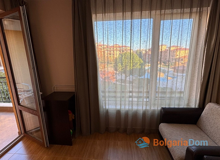 Apartament z widokiem na basen w dużym kompleksie. Zdjęcie 17