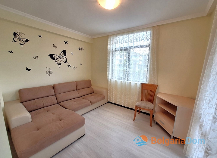 Large apartment in a quality boutique complex. Photo 3