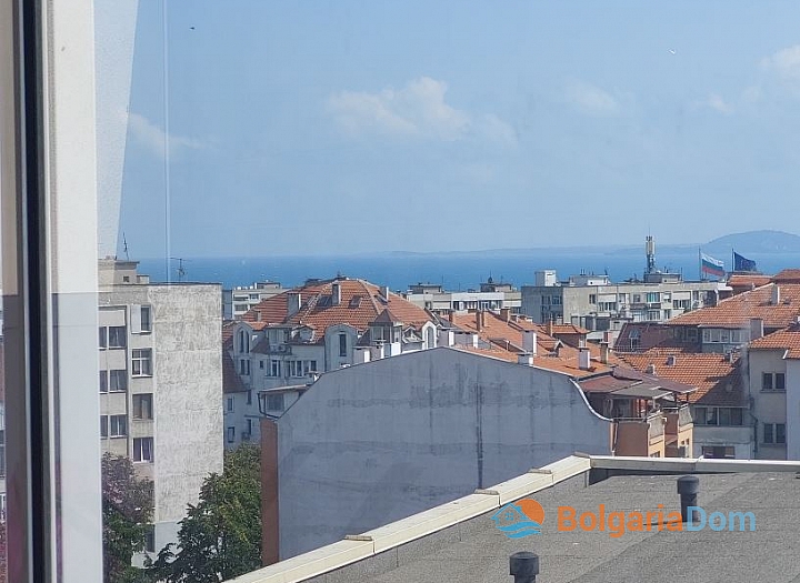 Большая квартира с видом на море и гаражом в Бургасе. Фото 4