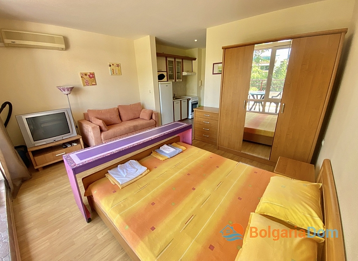 Apartment in a large complex on the first line. Photo 2