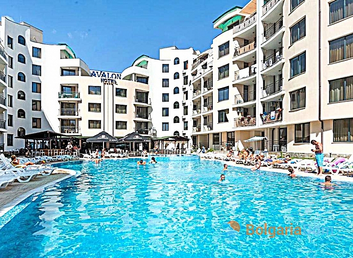 Квартира с видом на бассейн в жилом комплексе. Фото 2