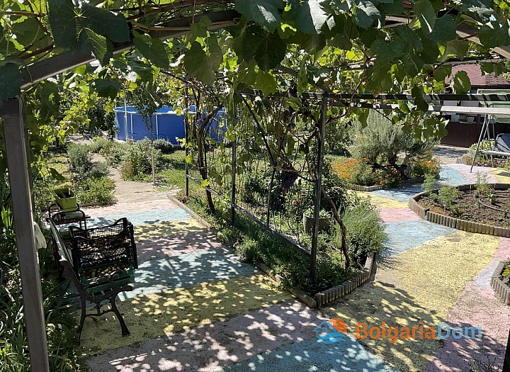 Отличный дом с тремя спальнями и красивым садом. Фото 8