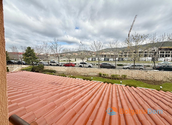 Apartment with a view of the large complex area. Photo 16