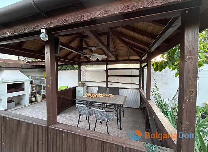 Отличный дом с тремя спальнями и красивым садом. Фото 16