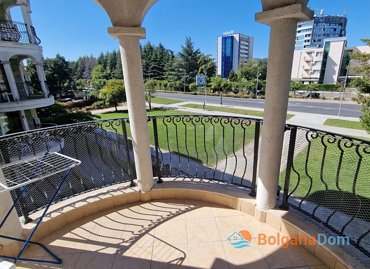 Spacious apartment in a large complex. Photo 3
