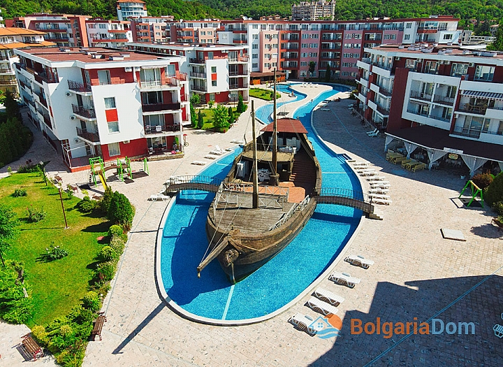 Apartment in a large complex on the first line. Photo 1