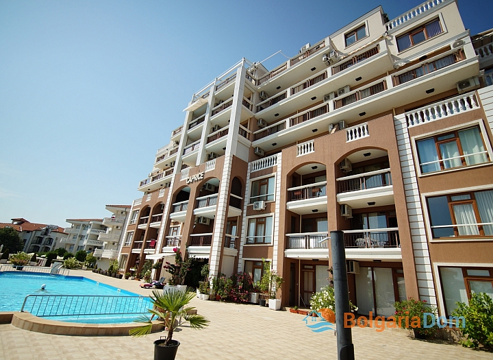 Two-room apartment with pool view in luxury complex. Photo 1