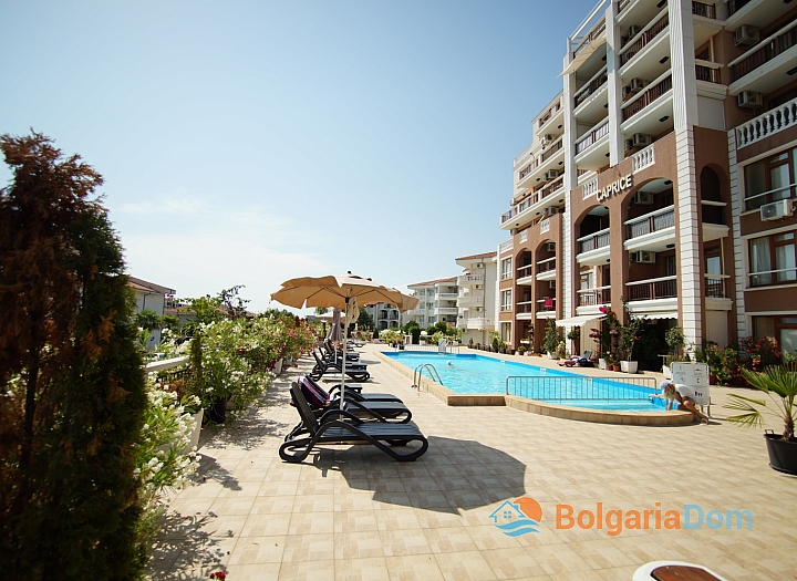 Two-room apartment with pool view in luxury complex. Photo 16