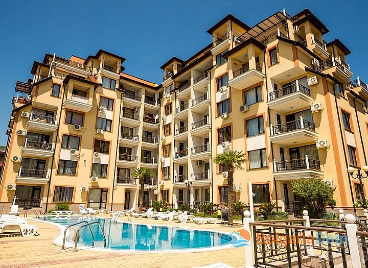 Apartmán s výhledem na bazén v rezidenčním komplexu. Foto 1