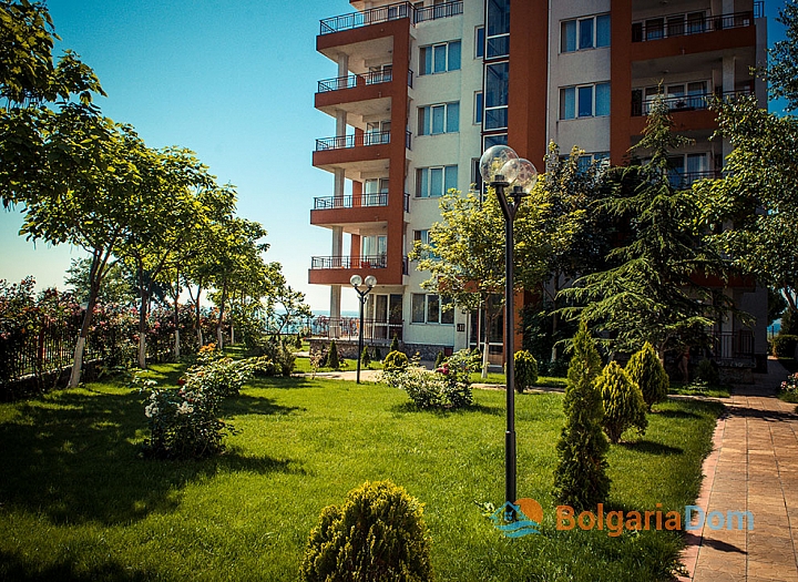 Apartment with a pool view on the first line. Photo 16