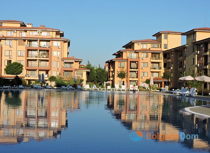 Apartment with a view of the large complex area. Photo 5