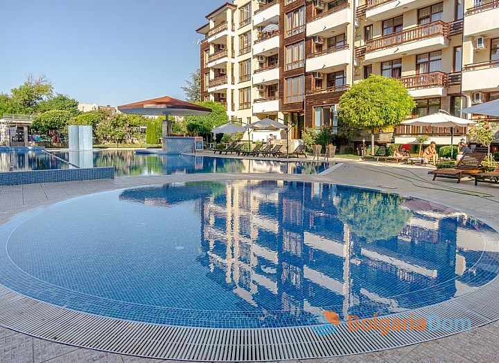 Vynikající apartmán s výhledem na bazén v kvalitním komplexu. Foto 6