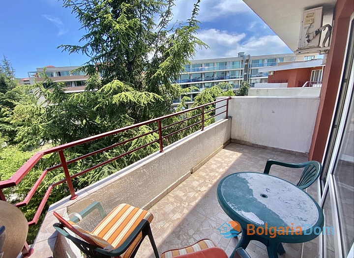 Apartment in a large complex on the first line. Photo 3