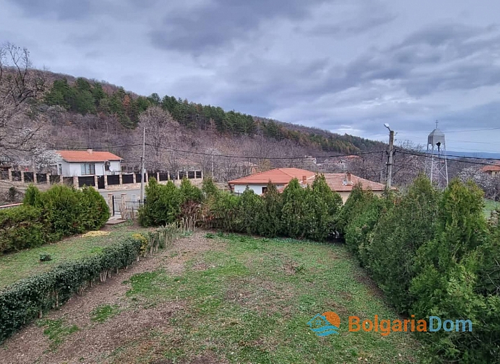 Будинок з ділянкою та новими меблями у чудовому селі. Фото 7