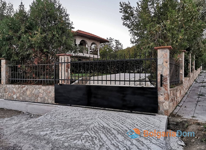 Будинок з ділянкою та новими меблями у чудовому селі. Фото 9