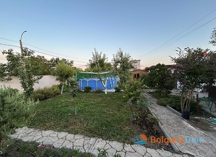 Отличный дом с тремя спальнями и красивым садом. Фото 11