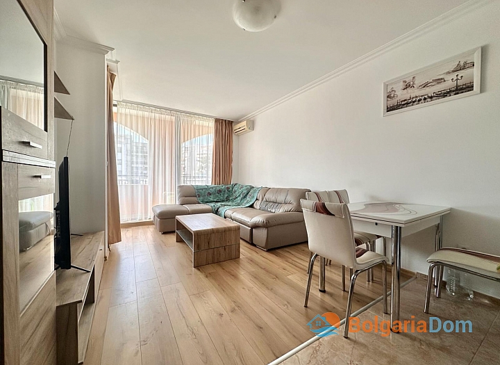 Jednoložnicový apartmán s výhledem na moře a bazén v luxusním komplexu. Foto 2