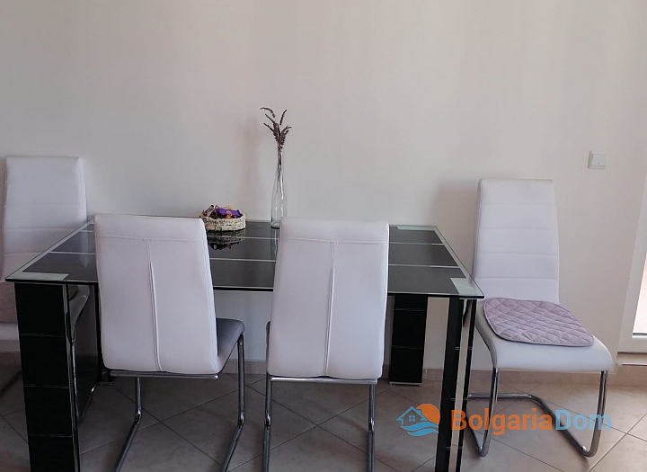 Zweizimmerwohnung mit Poolblick an der Küste. Foto 4