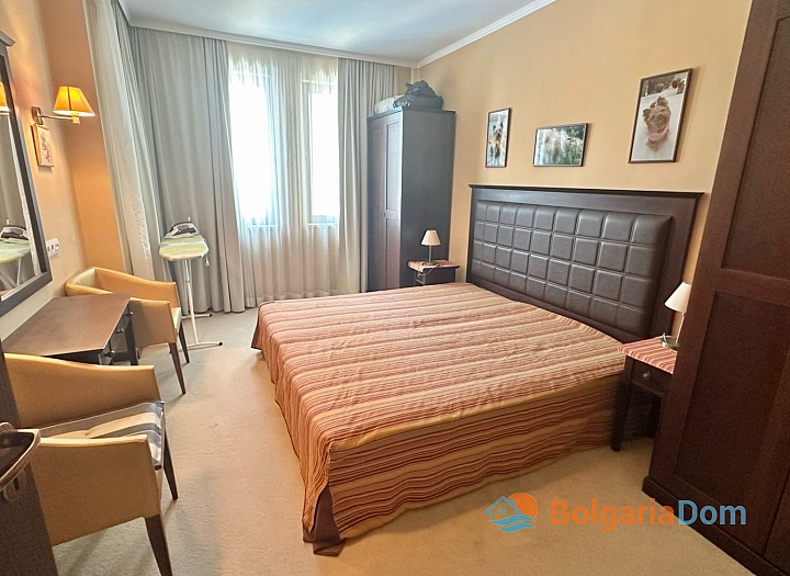 Dvoupokojový apartmán s krásným výhledem na bazén v luxusním komplexu. Foto 4