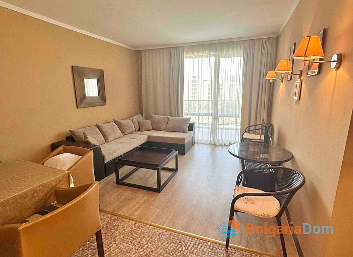Dvoupokojový apartmán s krásným výhledem na bazén v luxusním komplexu. Foto 9